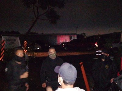 Con armas en mano, agentes de la Fiscalía de Jalisco desalojan a estudiantes del Parque Huentitán