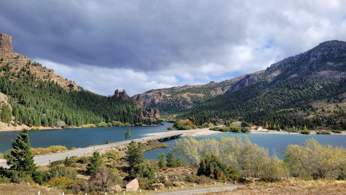 Confluencia Traful se encuentra a 100 kilómetros de Villa la Angostura y a igual distancia de Piedra del Águila. Fuente: (Facebook)