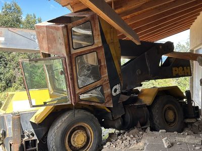 Una grua fuera de control chocó contra la oficina de ANSES en Villa La Angostura sin dejar heridos