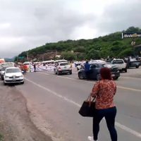 Bloquean la carretera federal México-Acapulco por la desaparición de 13 personas
