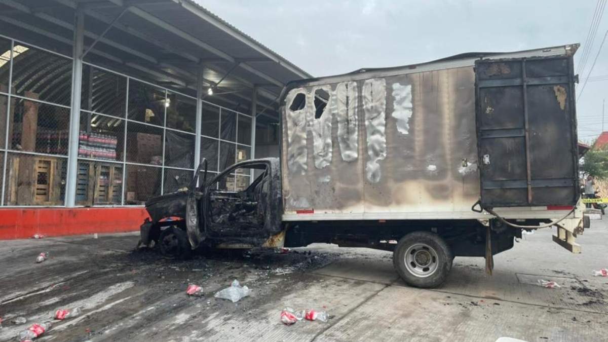 Agentes estatales acordonaron la bodega y los vehículos incendiados