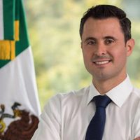 Pese a carencias municipales, edil veracruzano va a España con familia y hasta con tuitero
