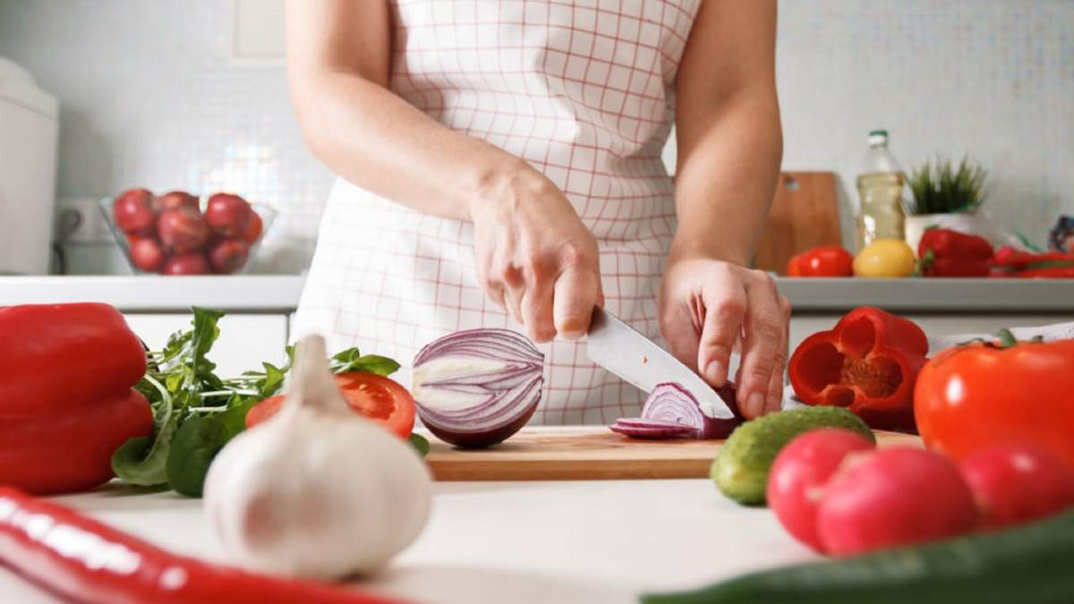Destinado a todas las personas que están en contacto directo con alimentos. Fuente: (Twitter)