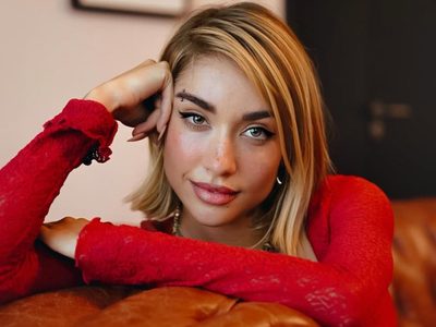 Comodidad, elegancia y feminidad: María Becerra posó con el calzado estrella del 2025