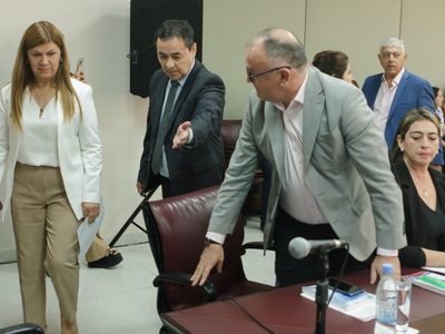 Escándalo en la Legislatura: Gloria Ruiz fue a la comisión y estuvo frente a los diputados, pero pidió tres días para efectuar su descargo