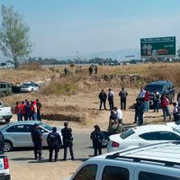 Retienen pobladores a 100 policías en operativo antipiratería en Puebla