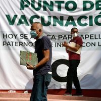Insólito: jóvenes disfrazados de ancianos reciben la vacuna contra el coronavirus