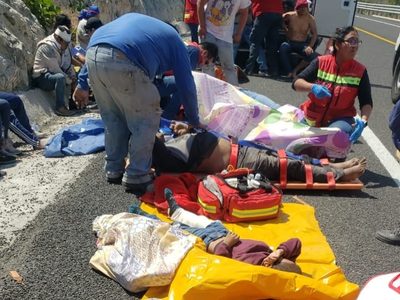 Vuelca camión de pasajeros que asistieron a mitin de Sheinbaum; hay 11 muertos y 30 heridos (Video)