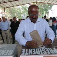 Exlíderes piden a René Juárez seguir al frente del PRI hasta agosto de 2019