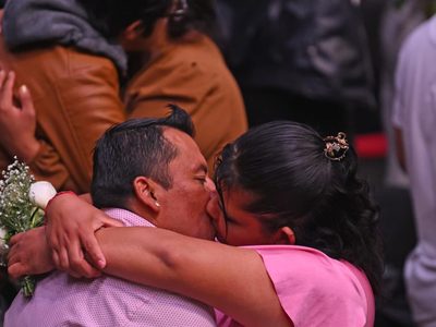Más de dos mil parejas celebran el 14 de febrero casándose en boda colectiva de la CDMX