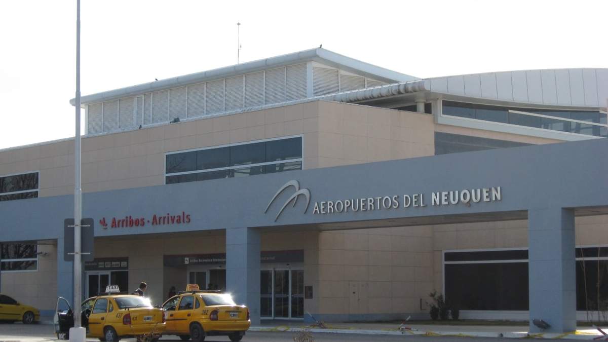 El avión aterrizó en el Aeropuerto de Neuquén. Fuente: (Twitter)