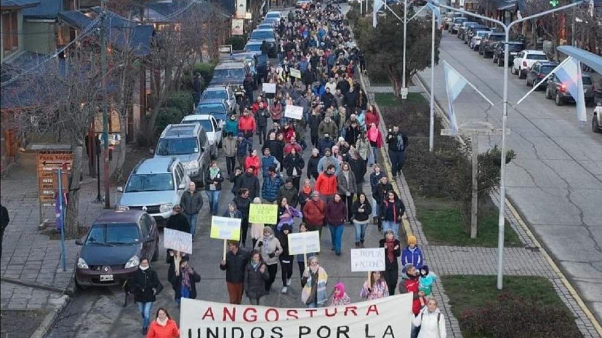 La convocatoria, en reclamo de seguridad, surgió de manera espontánea tras una campaña en las redes sociales. Fuente: (La Angostura Digital)