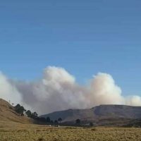 Un incendio forestal en Chile amenaza parajes neuquinos cercanos a Caviahue