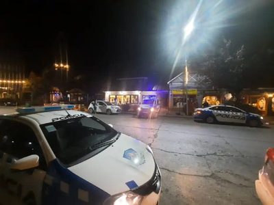 Por una supuesta deuda, dos hombres terminaron a las piñas y la Policía los demoró