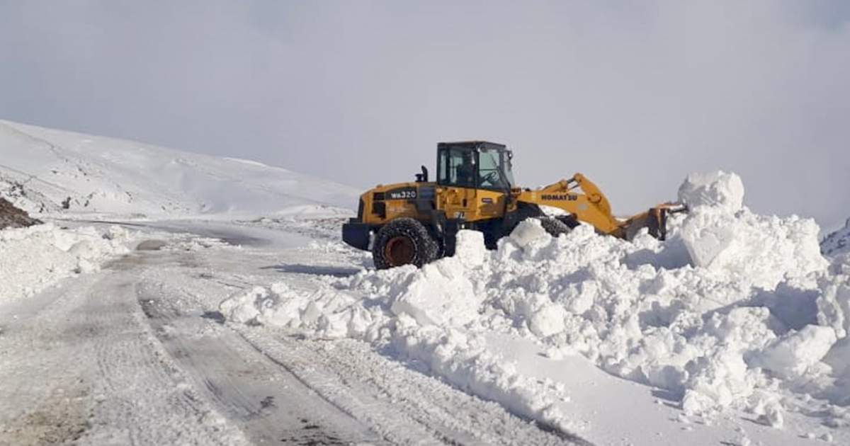 En algunas rutas, equipos y personal de Vialidad Nacional realizan tareas de mantenimiento invernal. Fuente: (Facebook)