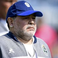 ¡Su lado tierno! Diego Maradona sorprendió en una fiesta con adorable regalo. ¿Qué hizo?