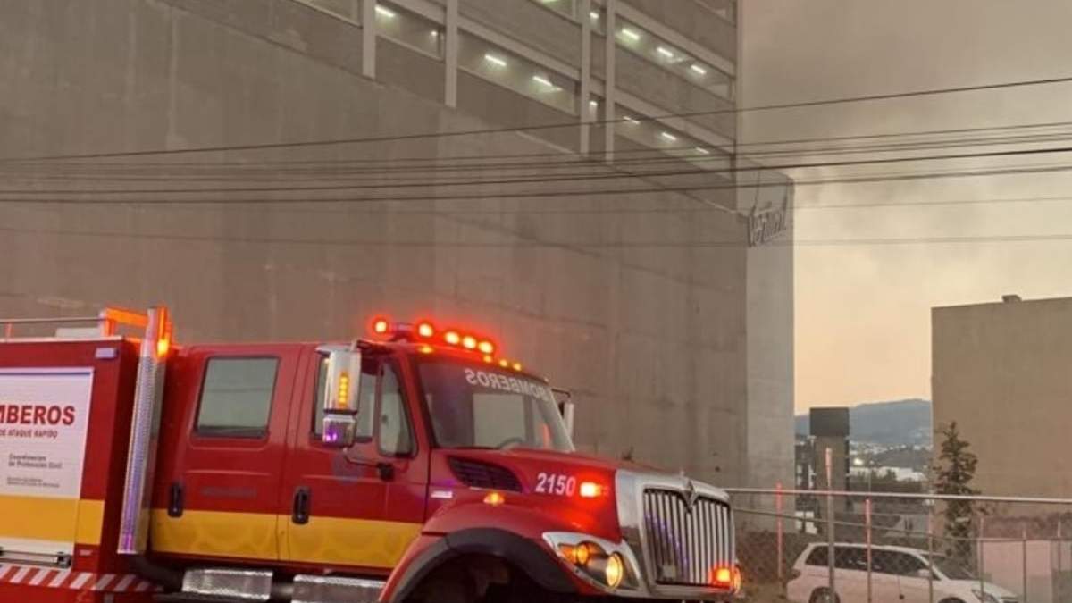 Bomberos en uno de los bares incendiados