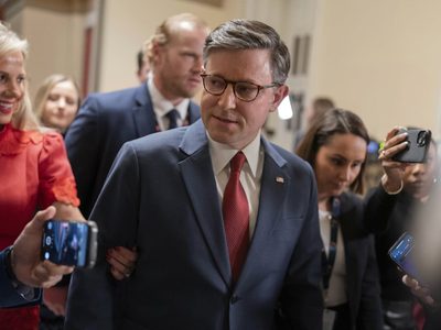 Congresistas republicanos cambian su voto y respaldan a Mike Johnson como presidente de la Cámara