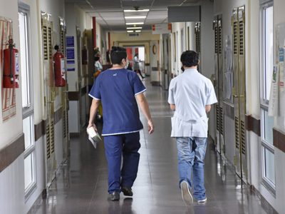 Por la pandemia: un ministro neuquino volvió a trabajar en el sistema de salud