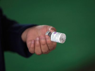La protección de la vacuna de AstraZeneca comienza a disminuir a los tres meses, según un estudio