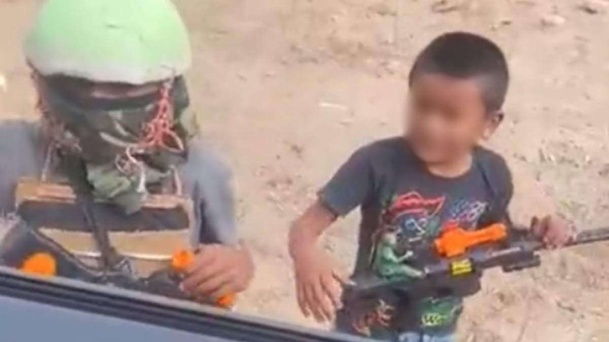 Dos de los niños que juegan a montar un retén