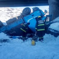 Impactante vuelco de un camión en el puente de Covunco Pavia