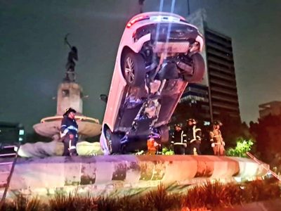 Conductor sube su camioneta a la fuente de la Diana Cazadora (Video)