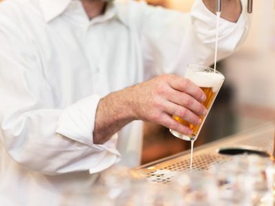 Empresas cerveceras españolas donarán barriles para cuando reabran bares