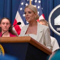 Trump demanda a Maine por participación de atletas transgénero en deportes femeninos