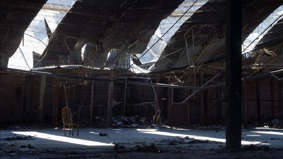 Por el incendio, en marzo de 2024, el edificio lindero a la escuela primaria 207 quedó con serios daños en su estructura. Fuente: (Minuto Neuquén)