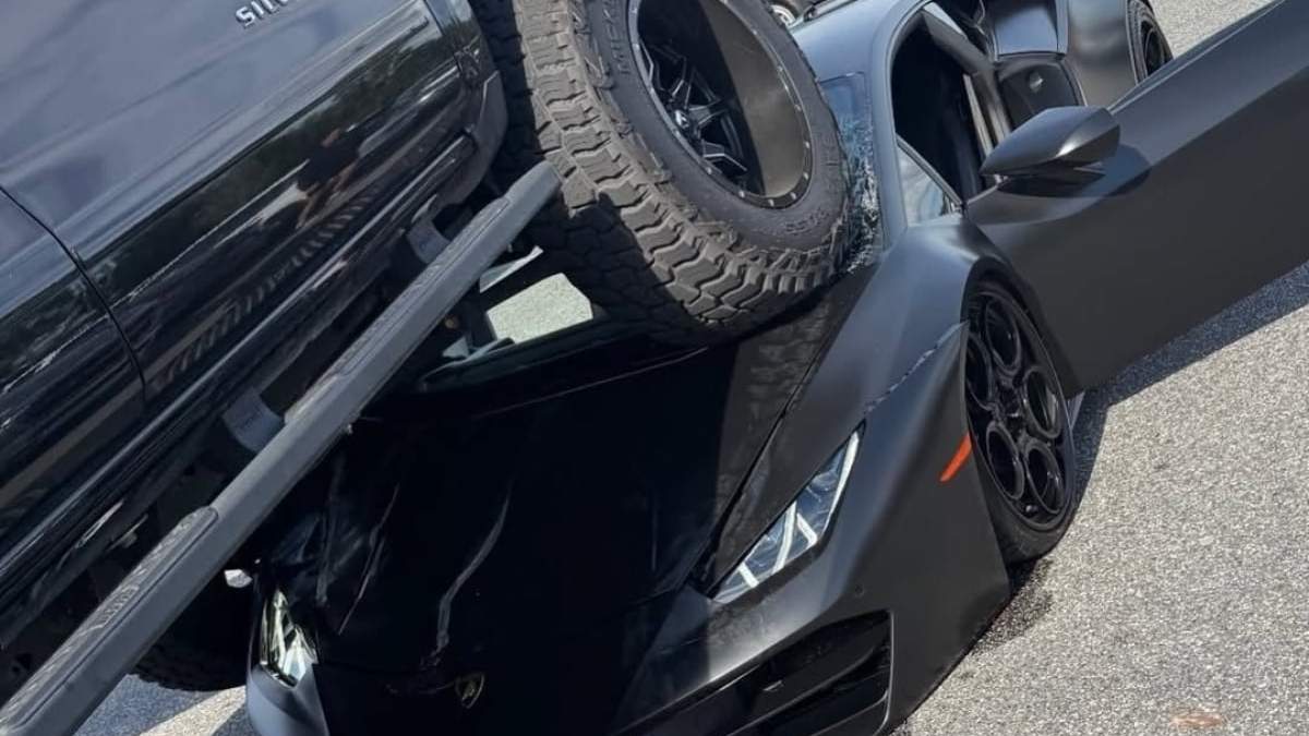 Así quedó la camioneta sobre el Lamborghini
