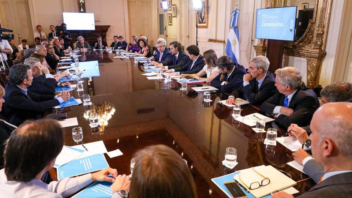 Reunión con especialistas. Fuente: (Instagram).