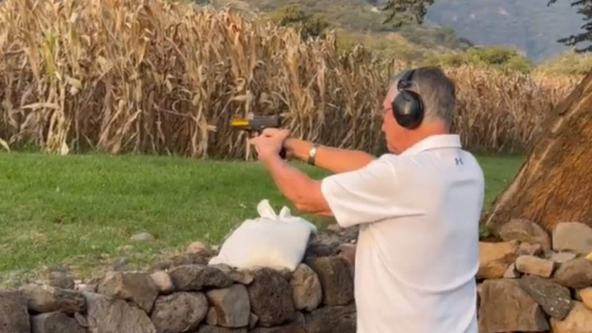 Ricardo Salinas Pliego publicó videos en los que dispara un arma de fuego