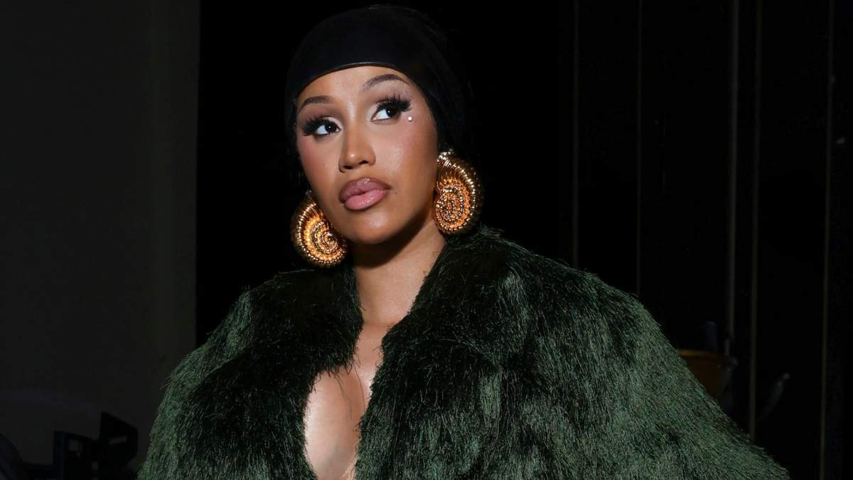 Cardi B asiste a la colección primavera/verano 2025 de Balmain, presentada en París, el 25 de septiembre de 2024
