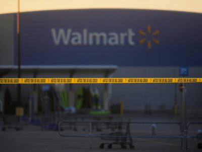 Detienen a un hombre acusado de apuñalar a 11 personas en un Walmart