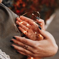 Nail Art en clave invernal: las manicuras que van a estar en todas las manos este 2025