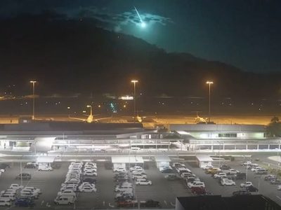 Captan impresionante caída de un meteorito que ilumina de verde el cielo (Videos)