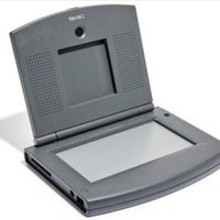 Subastan prototipo de una tablet para videollamadas de Apple cancelada por Steve Jobs en 1997