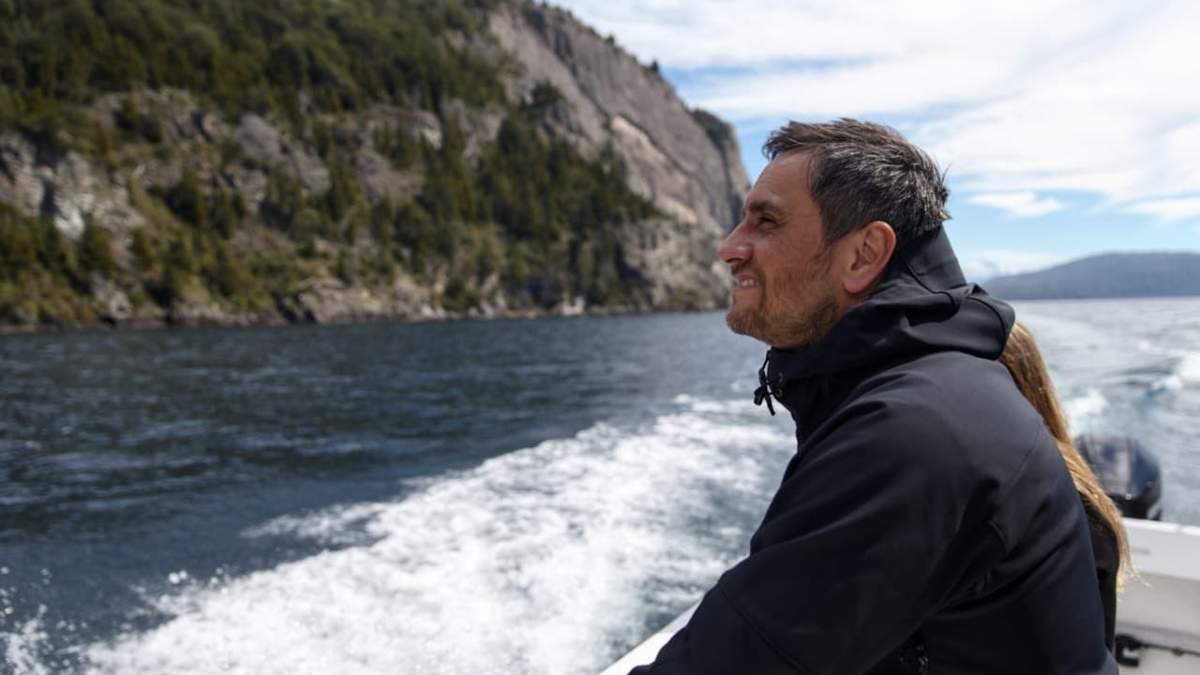 Juan Cabandié navega por el lago Nahuel Huapi. Fuente: (Twitter)