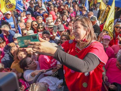 Xóchitl Gálvez escucha testimonios de familiares de desaparecidos en Ensenada