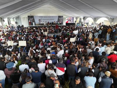 Manifestantes interrumpen discurso de Sheinbaum durante su visita al Hospital General en Tulancingo