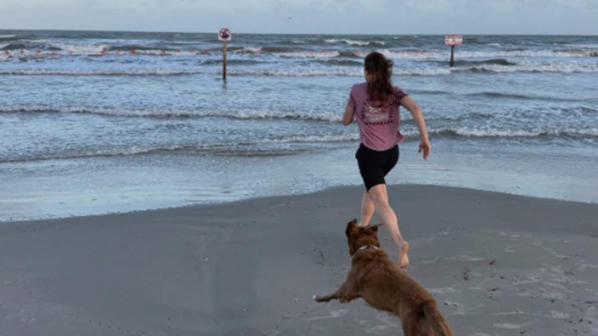 La astronauta Christina Koch y su perrita Sadie
