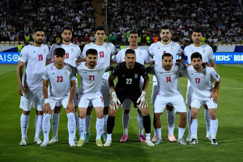 Jugadores de Irán posan para una foto de equipo antes de un partido de clasificación para el Grupo A de Asia contra Corea del Norte para la Copa Mundial de 2026, el 10 de junio de 2025, en el Estadio Azadi de Teherán, Irán.