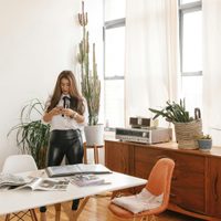 Del living de tu abuela a la decoración actual: la tendencia que revive muebles y cuadros de los años 50