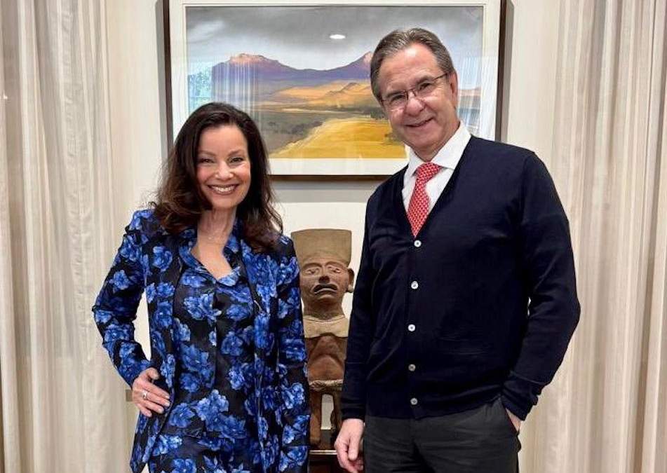 La actriz se reunió con el embajador de México en Estados Unidos