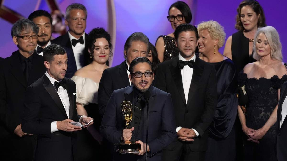 El equipo de “Shogun” acepta el premio a la mejor serie dramática