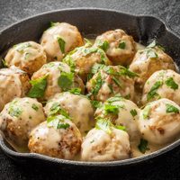 Si tenés una suprema de pollo en la heladera, hacé estas albóndigas con salsa cremosa: la receta fácil, rendidora y sabrosísima que te resuelve cualquier comida