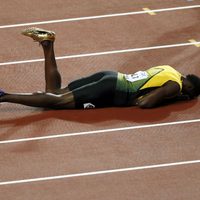 Usain Bolt tiene amarga despedida al lesionarse en su última carrera (Video)