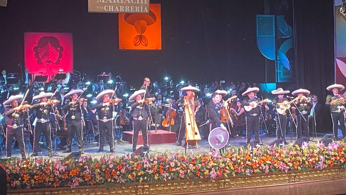 Mariachis en el Teatro Degollado de Jalisco