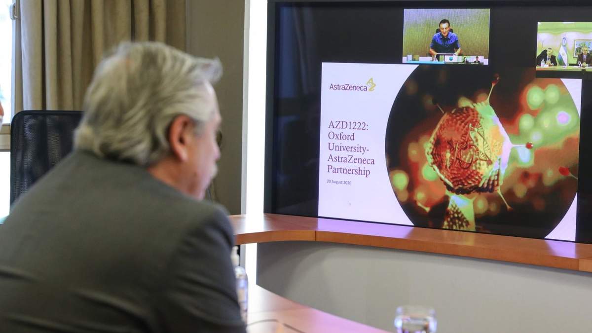 El presidente Alberto Fernández conversando con Pascal Soriot, CEO de AstraZeneca. Fuente: (Twitter)